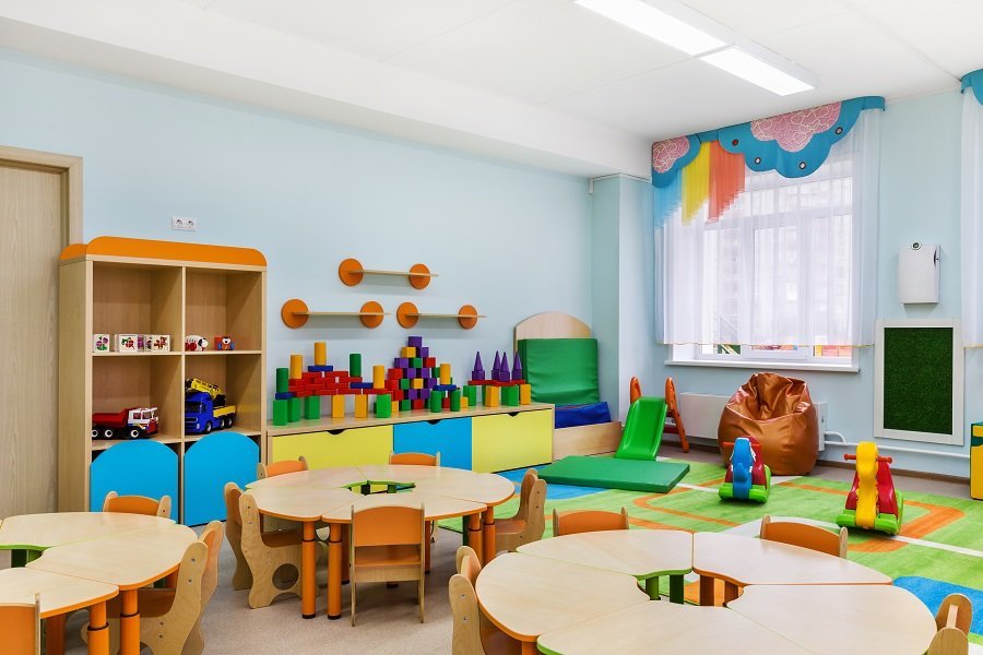 Salle d'activité de crèche propre et lumineuse